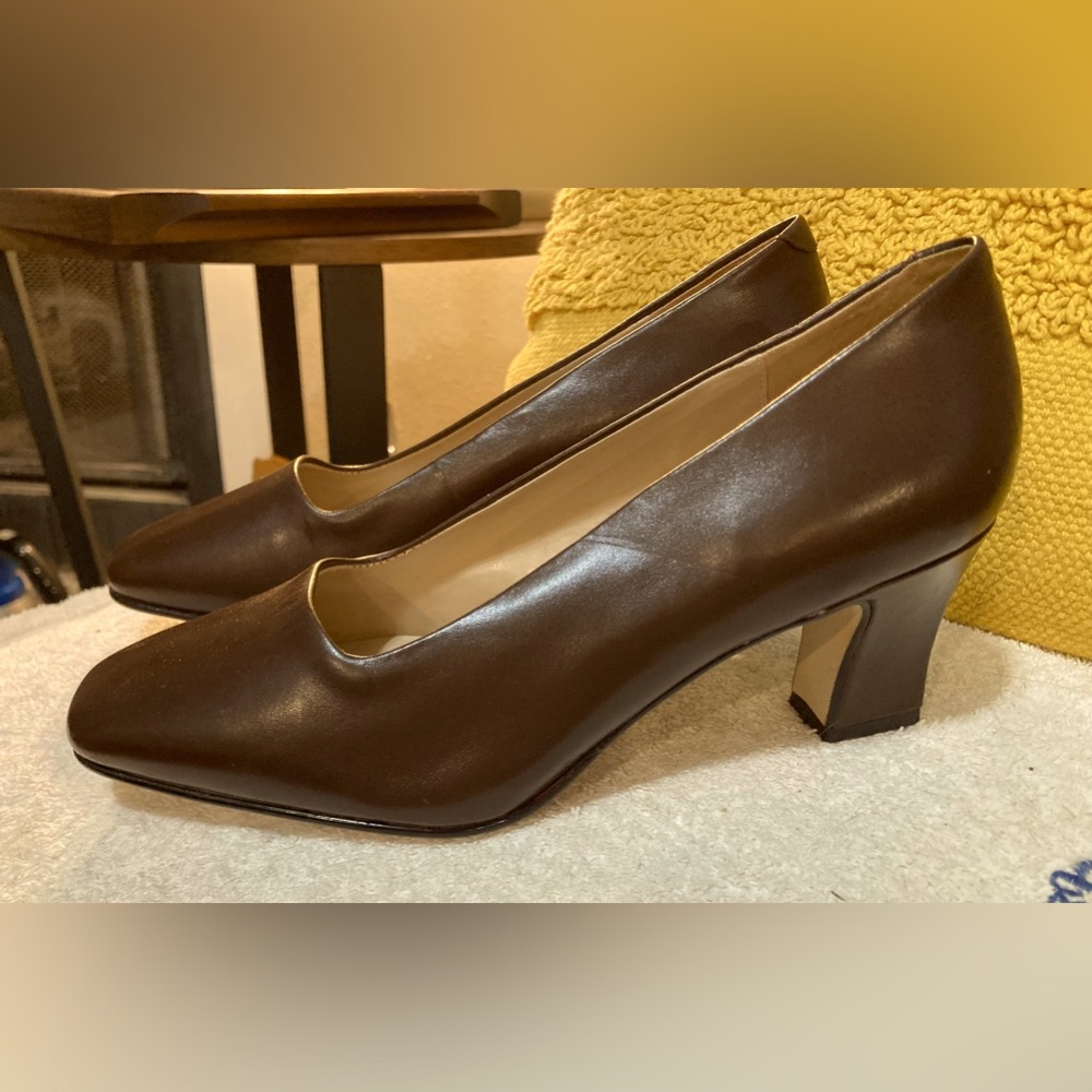 BRAND NEW - Seychelles size 7 1/2 dark brown chunky-heeled leather pump